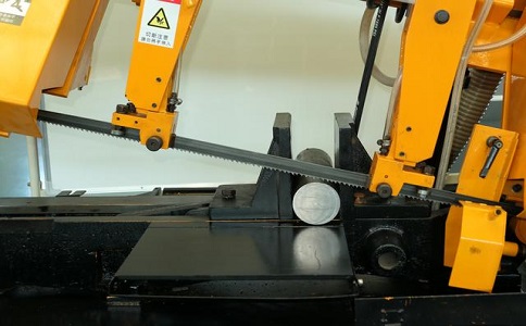 西陵数控带锯床自动送料精度会出现偏差吗？